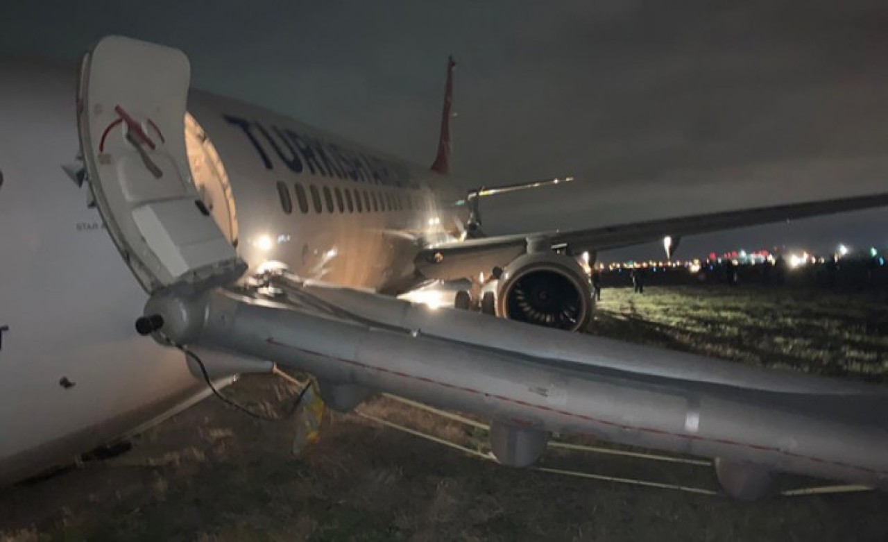 İniş Takımları Arızalanan THY Uçağı Gövde Üzerine İndi!