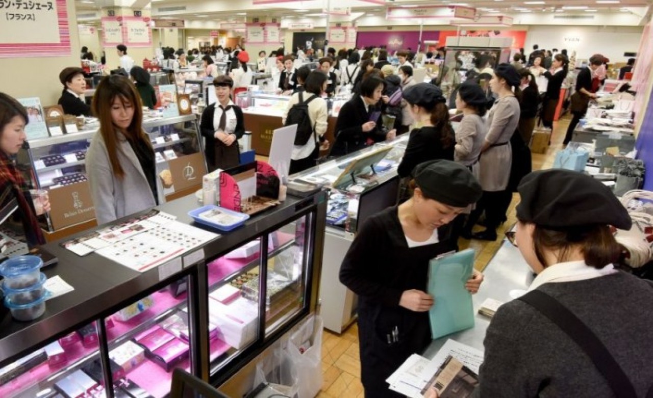 Regl Dönemindeki Çalışanlarına Rozet Takan Mağazadan Geri Adım!