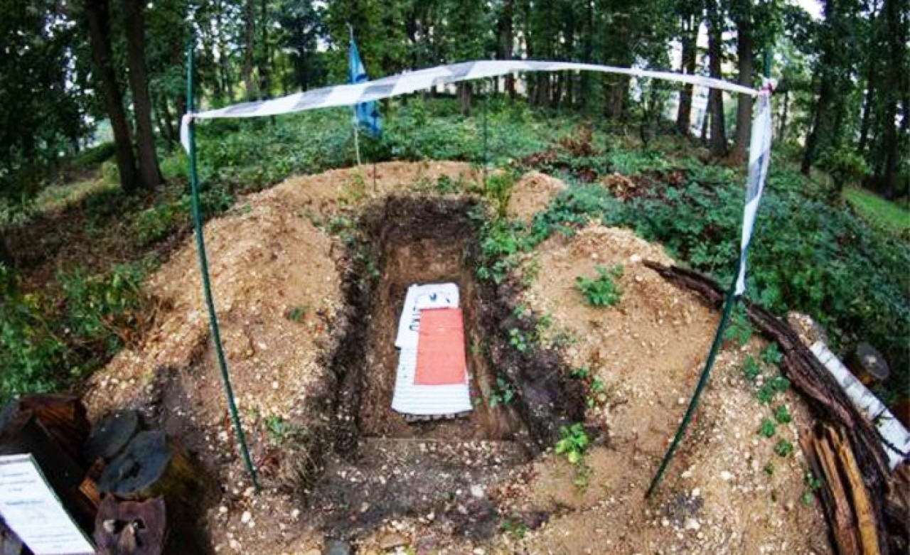 Üniversite Öğrencileri Arınma Mezarında Hayatı Sorguluyor!