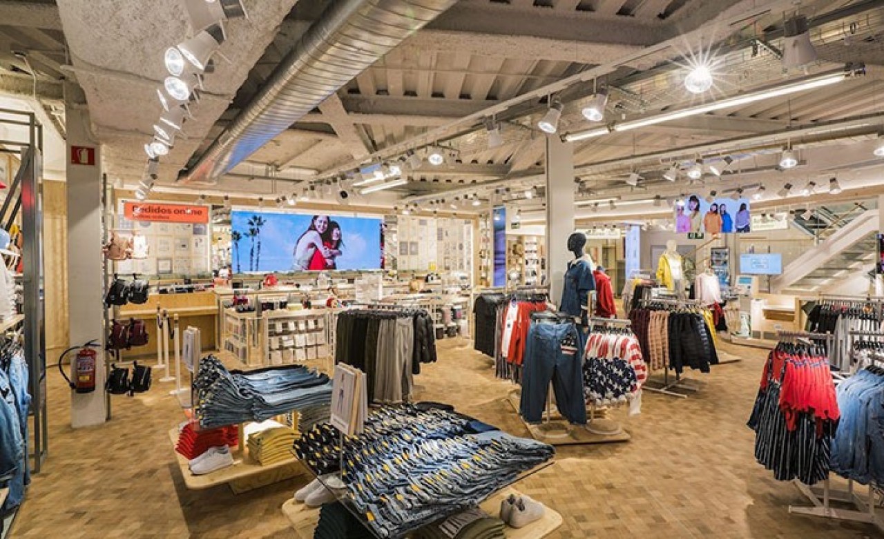 Ünlü Giyim Mağazası İflasın Eşiğinde!