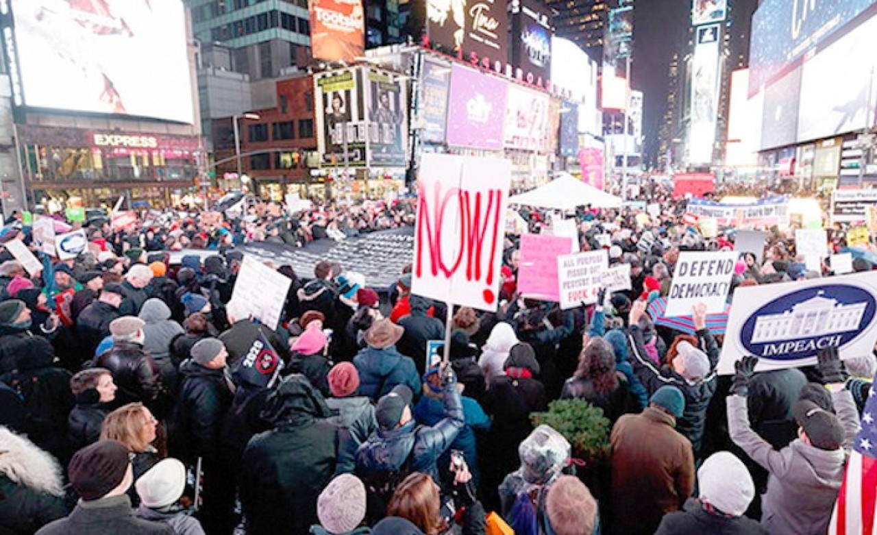 ABD'de Binlerce Kişi Sokaklara Döküldü! 'Trump'ı Azledin'
