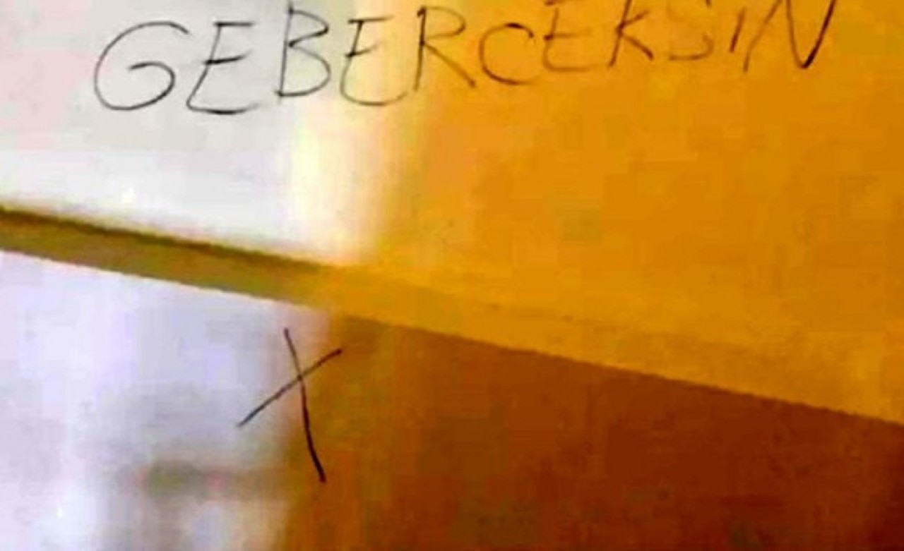 Alevi Vatandaşın Kapısına 'Gebereceksin' Yazan Kişi Tespit Edildi!