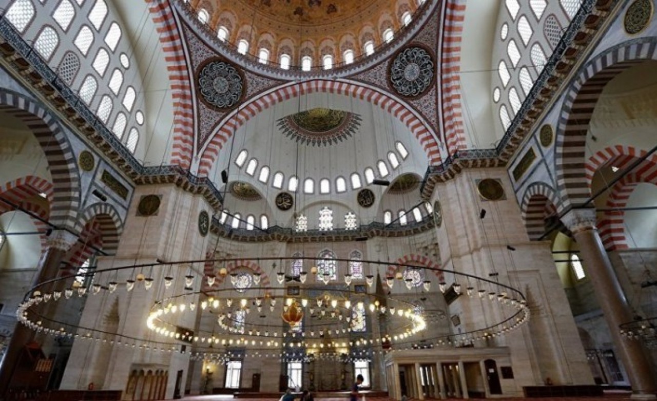 Camilerde Bir Devir Kapandı: Sandalye Ve Tabure Üzerinde Namaz Kılınamayacak!