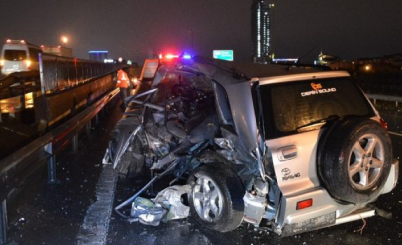 İstanbul'da Cip Bariyerlere Ok Gibi Saplandı!
