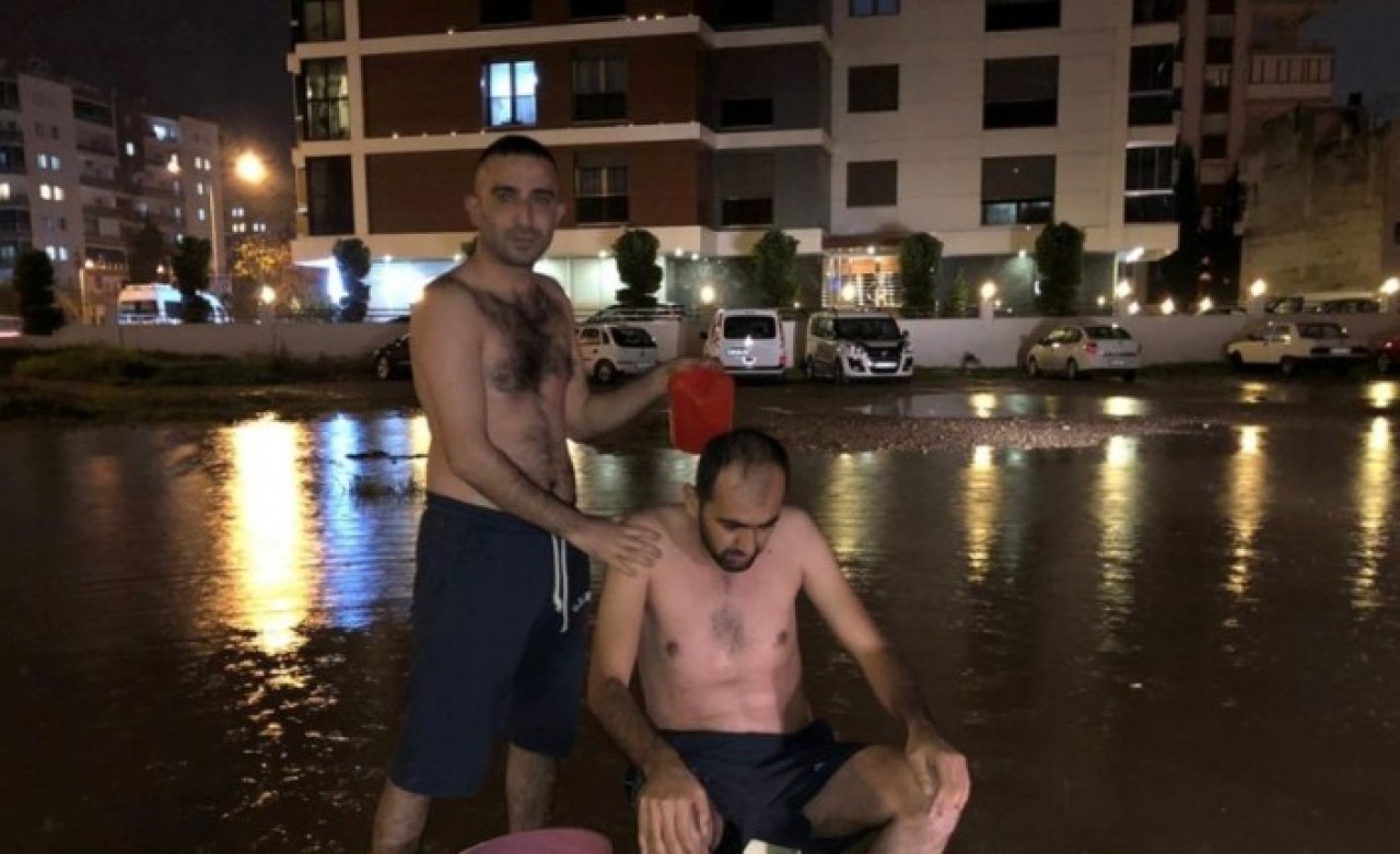 İzmir'de 60 Saatlik Su Kesintisi: Dikkat Çekmek İçin Yağmur Suyuyla Yıkandılar!