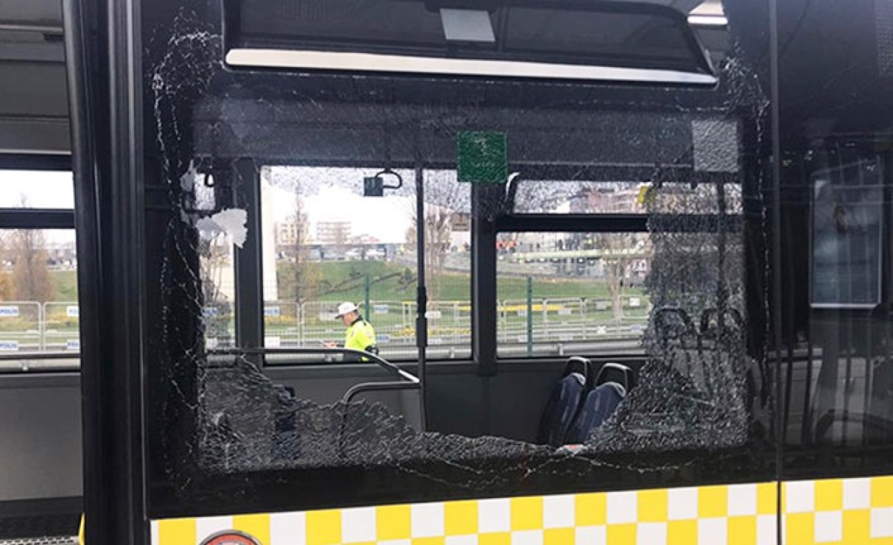 Kadıköy Derbisine Giden Beşiktaş Taraftarları Otobüsün Camını Kırdı!