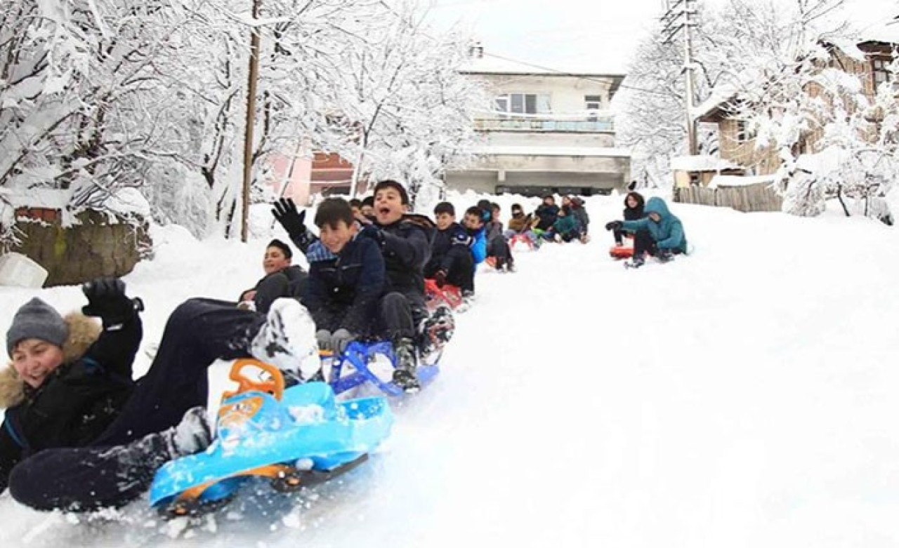 Karda Kayan Çocukları Polise Şikayet Ettiler!