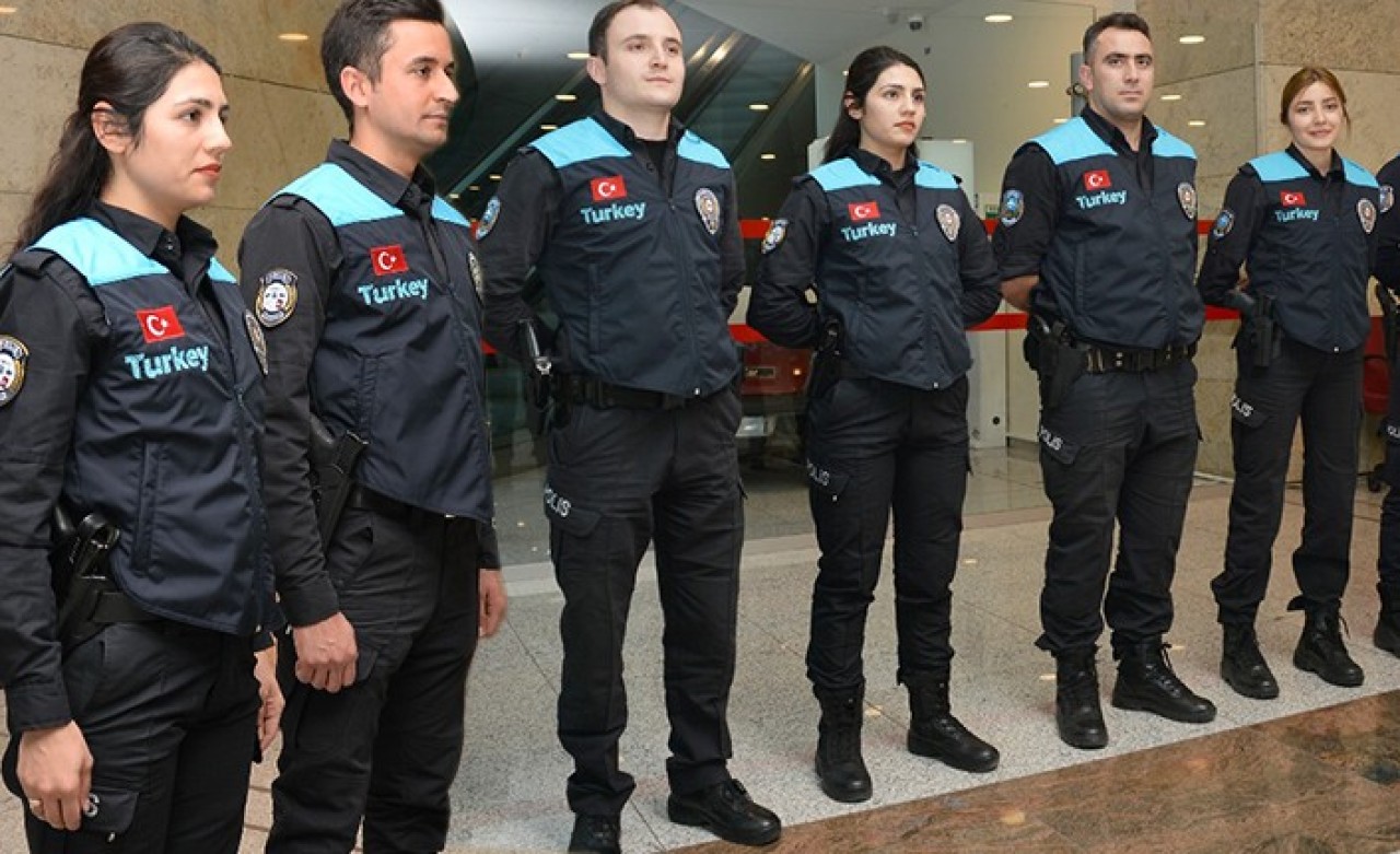 Pasaport Polisleri Artık Bu Kıyafetlerle Görev Yapacak!