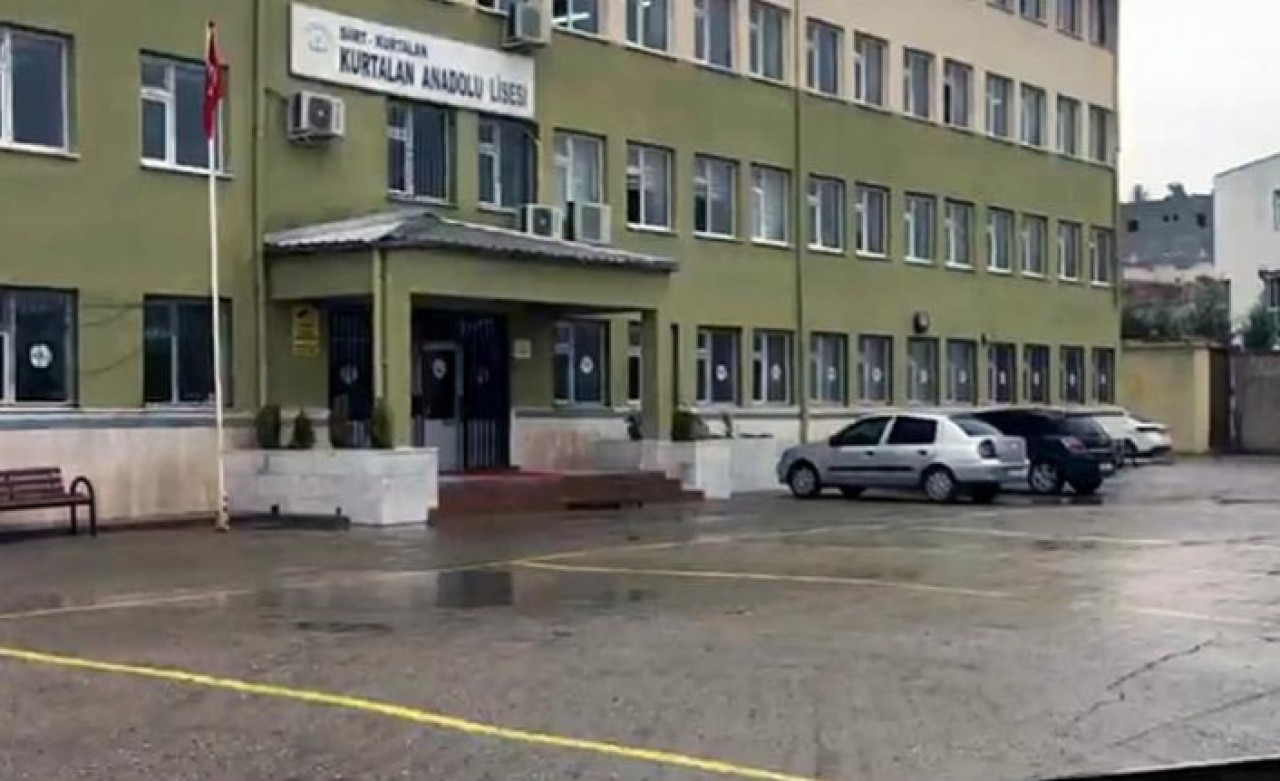 Kız Öğrencilerin Etek Boyunu Ölçtüğü İddia Edilen Müdür Açığa Alındı!