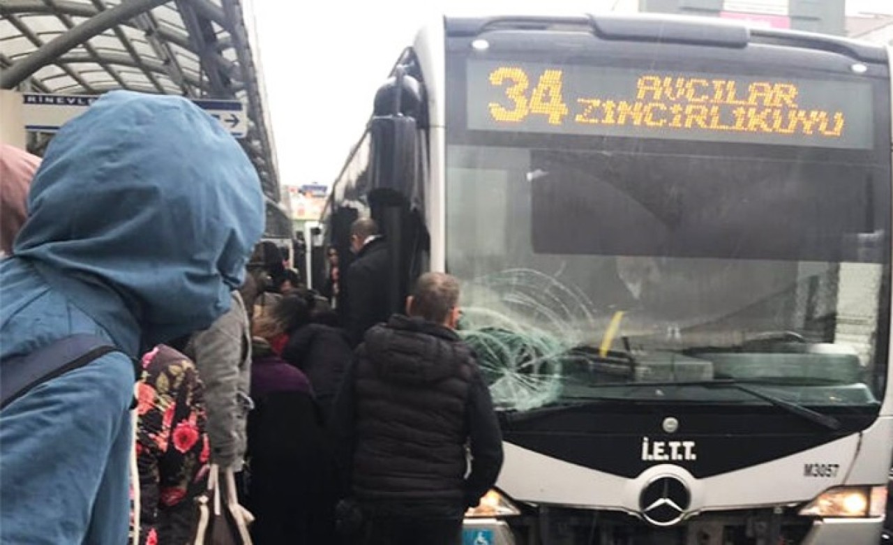 Metrobüs Yolcuya Çarptı: Avcılar Yönünde Seferler Yapılamıyor!