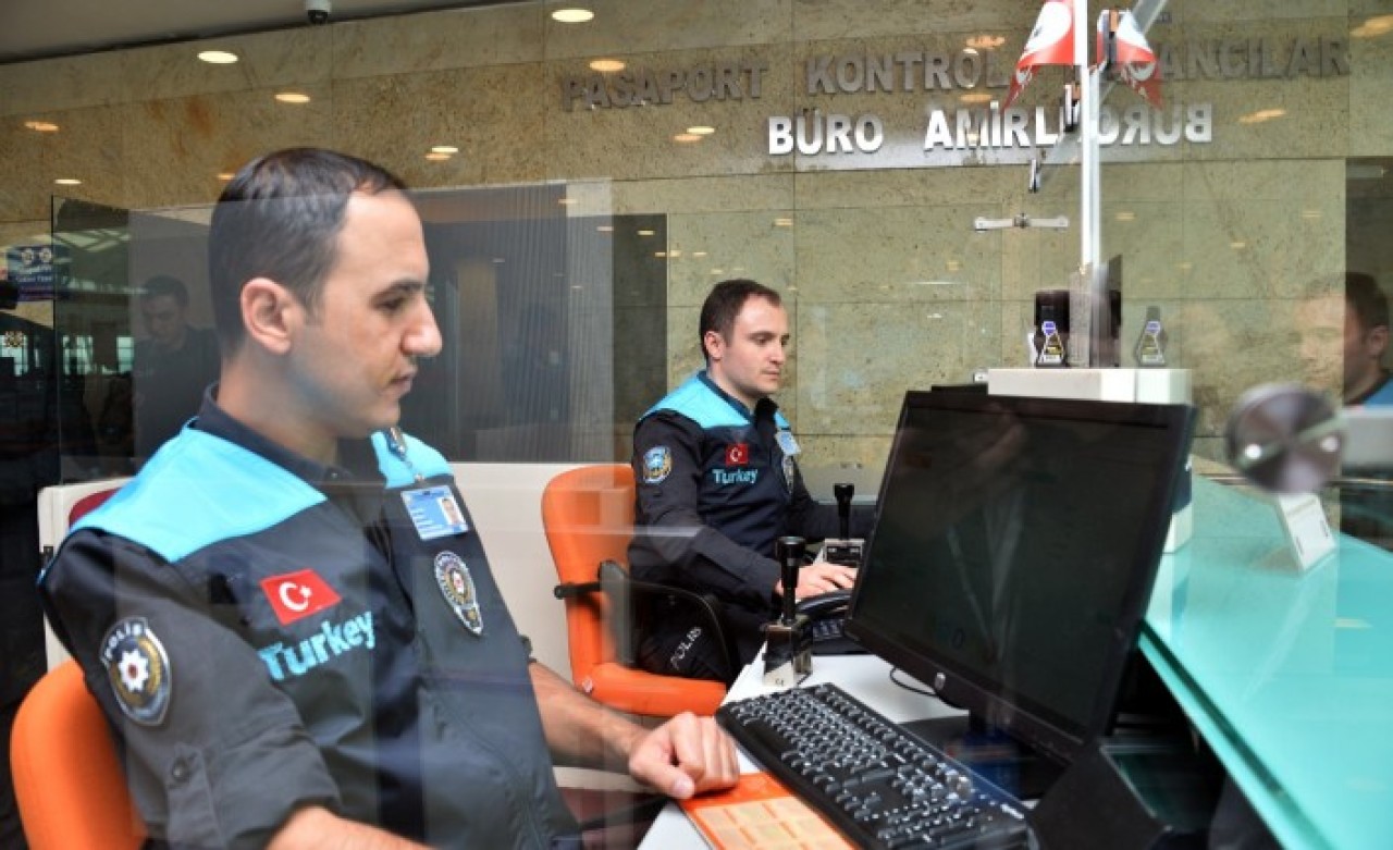 MHP'den Pasaport Polislerinin Yeni Üniformasına Tepki!