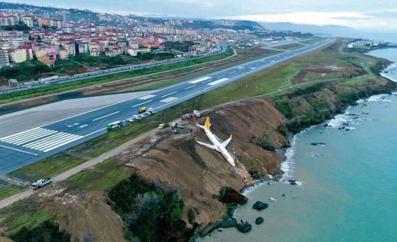 Pistten Çıkan O Uçak Kaderine Terk Edildi: "Bizim De Başımıza Bela Oldu"