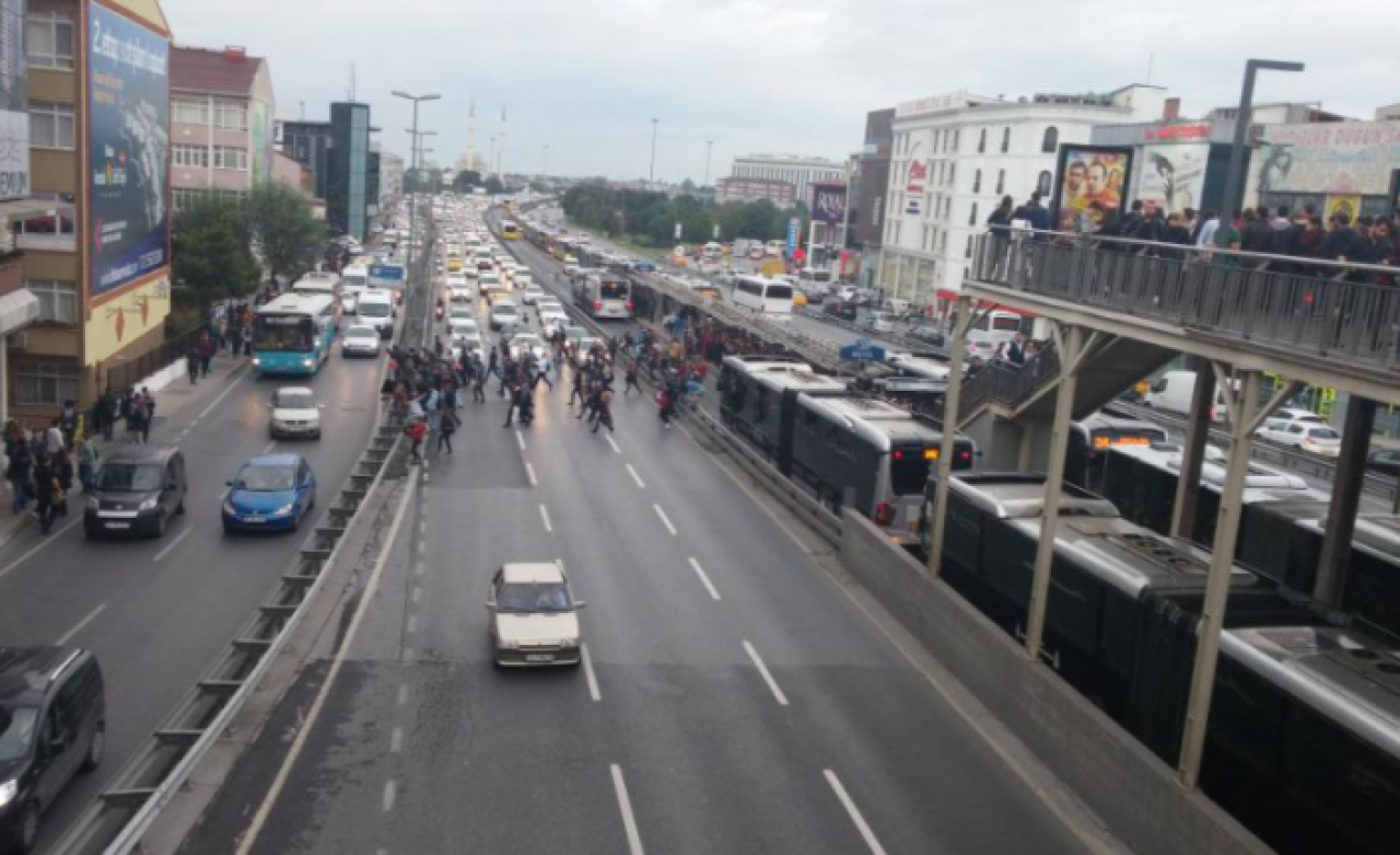 Otobüse Binmek İsteyen Vatandaş Ölümle Burun Buruna!