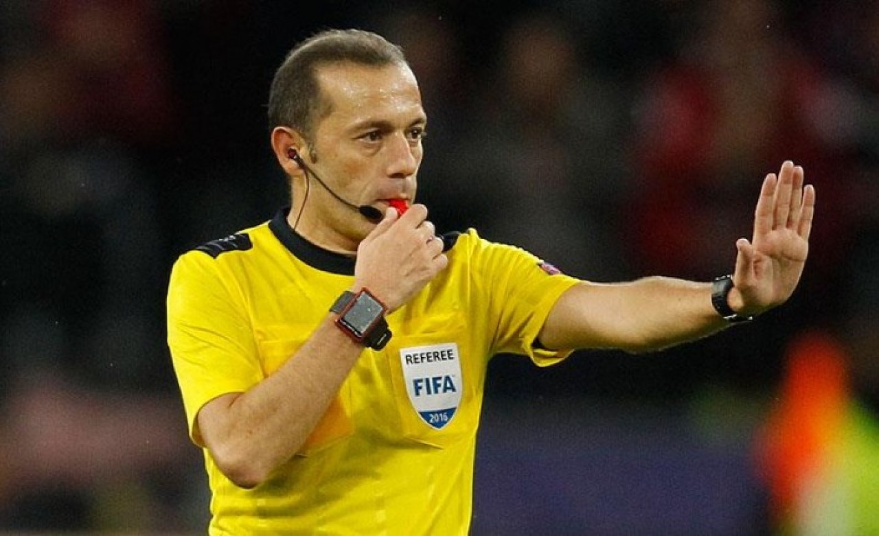 Tartışmalı Derbinin Hakemi Cüneyt Çakır'a Şok!