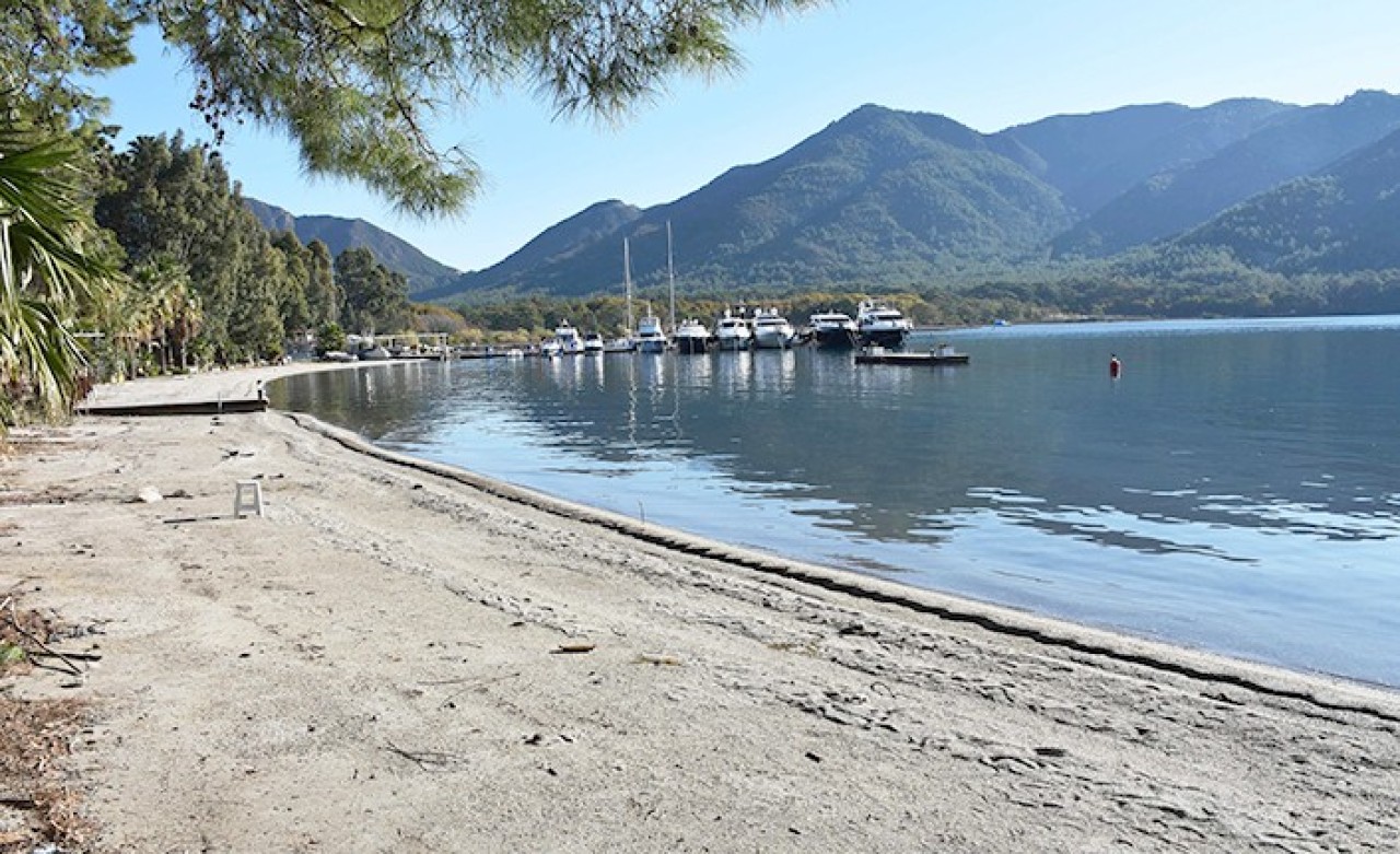 Turizm Merkezinde Deniz 5 Metre Çekildi!