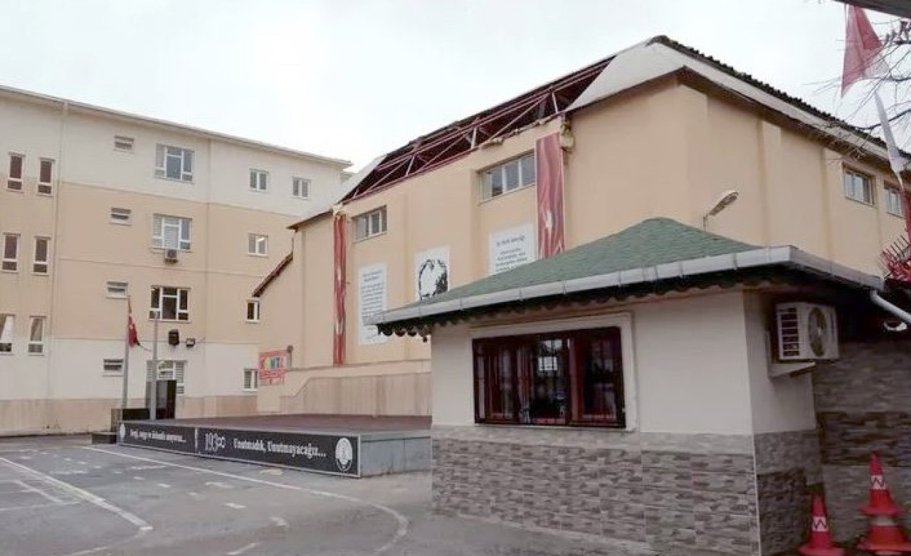 'Turuncu Uyarı' Verilmişti: İstanbul'da İlkokulun Çatısı Uçtu!