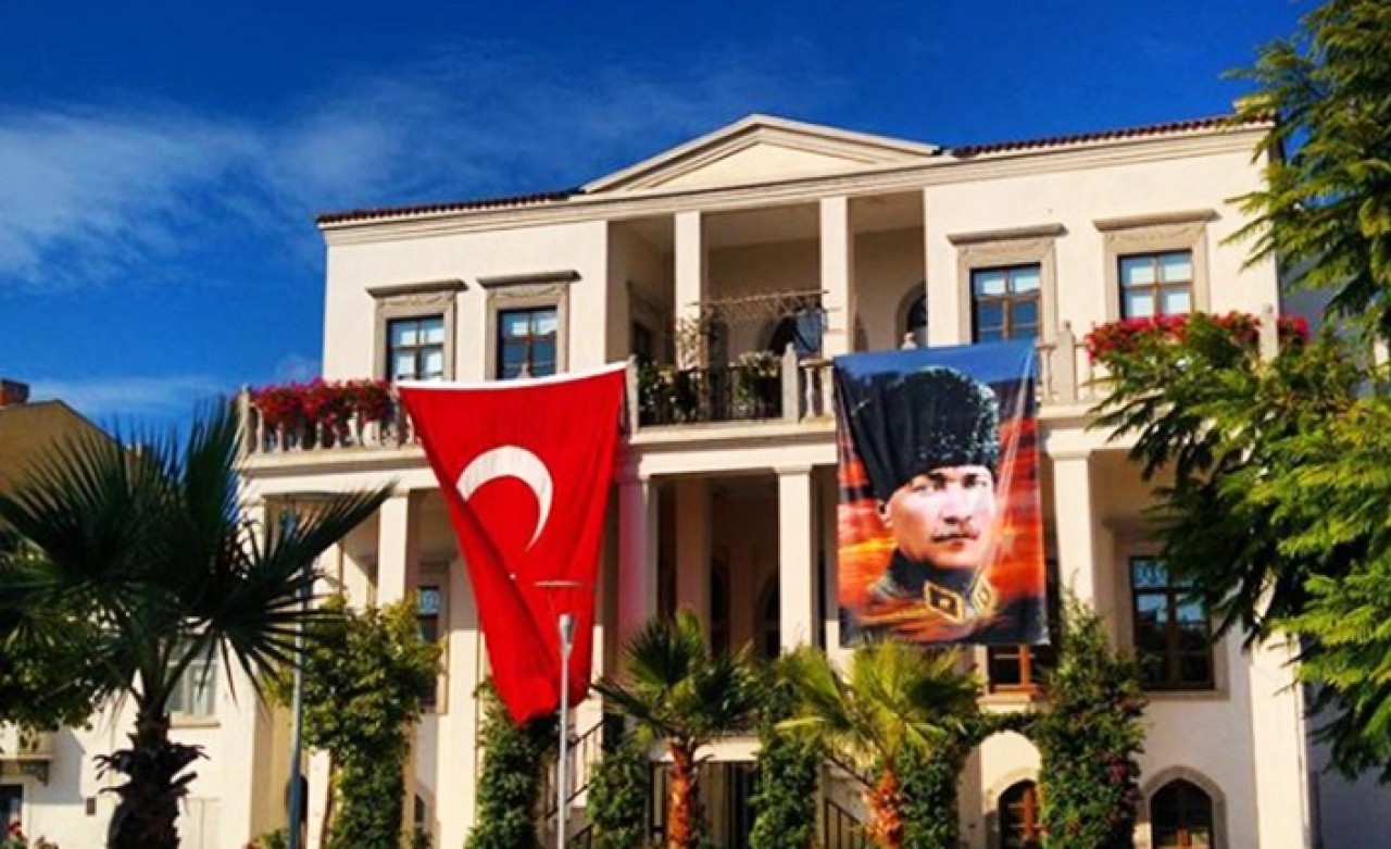 "Urla Belediyesi'nin Tartışmalı Atatürk Heykeli Görenleri Şaşırtıyor" Haberine Düzeltme