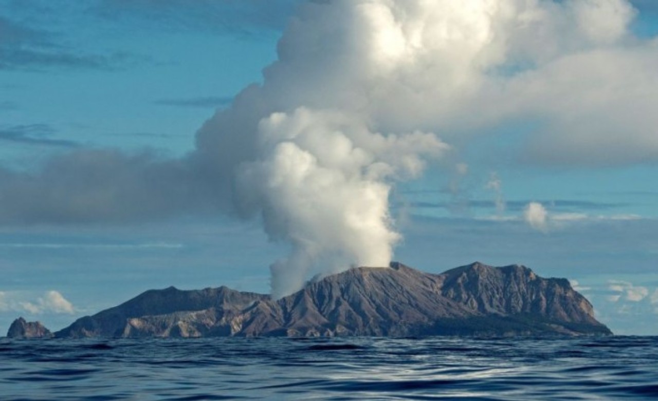 Yeni Zelanda'da Yanardağ Patladı: Çok Sayıda Kişiden Haber Alınamıyor!