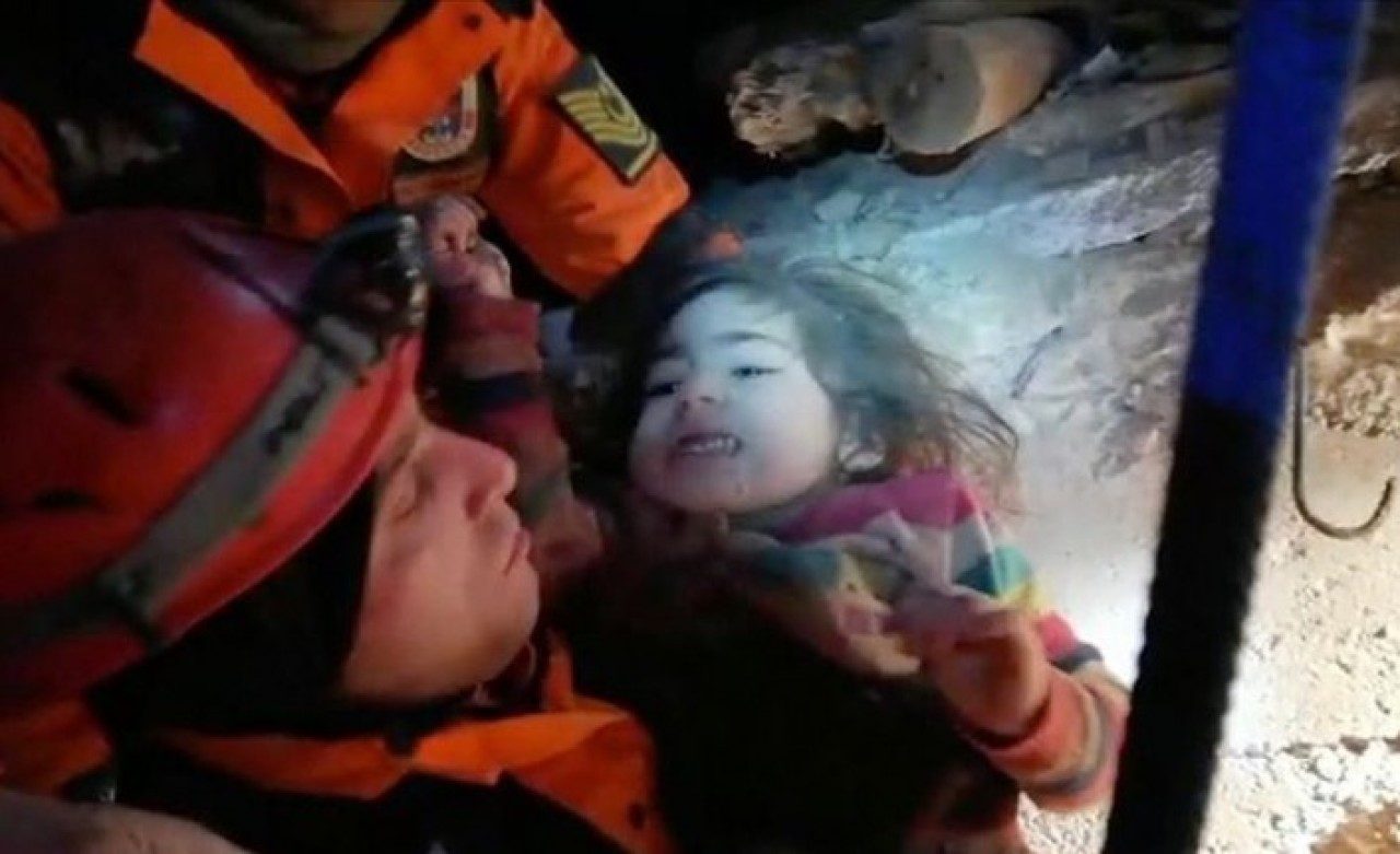 24 Saat Sonra Mucize Kurtuluş: 2, 5 Yaşındaki Kız Çocuğu Kurtarıldı