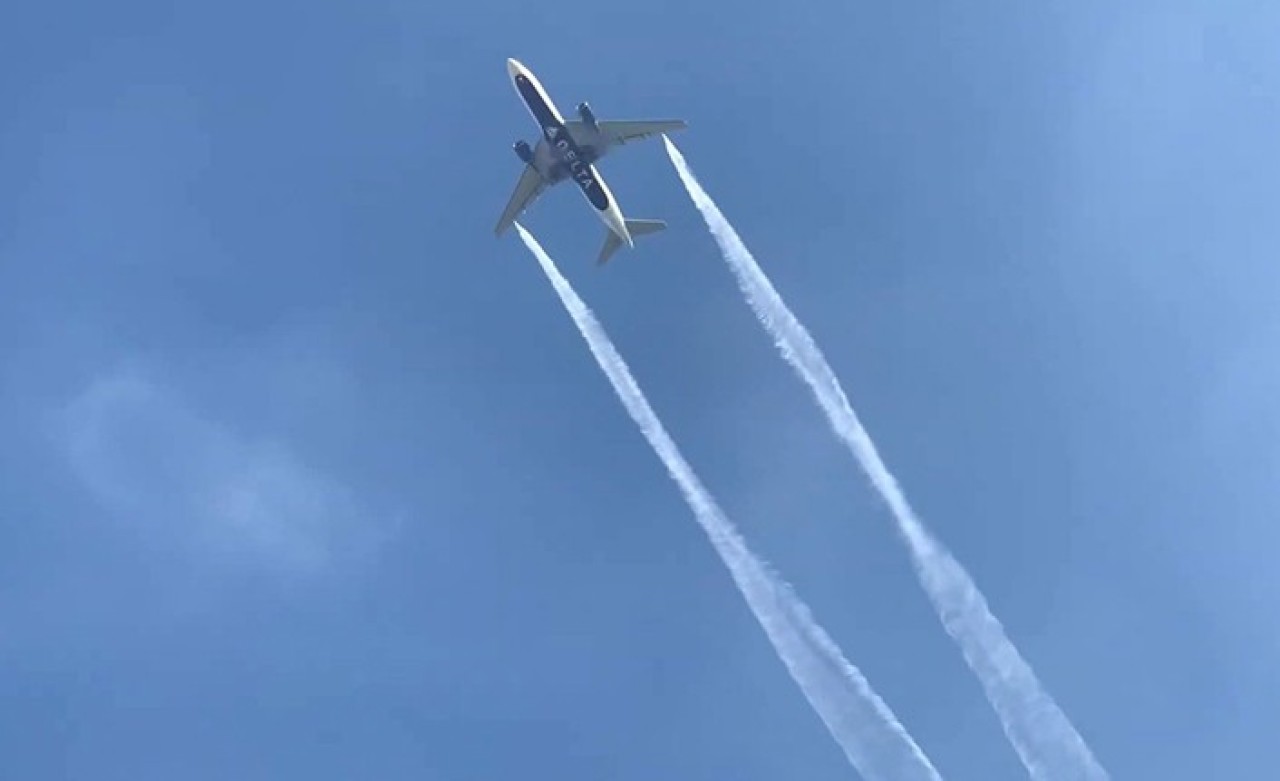 Acil İniş Yapan Yolcu Uçağı,  Yakıtını İlkokulun Üzerine Boşalttı!