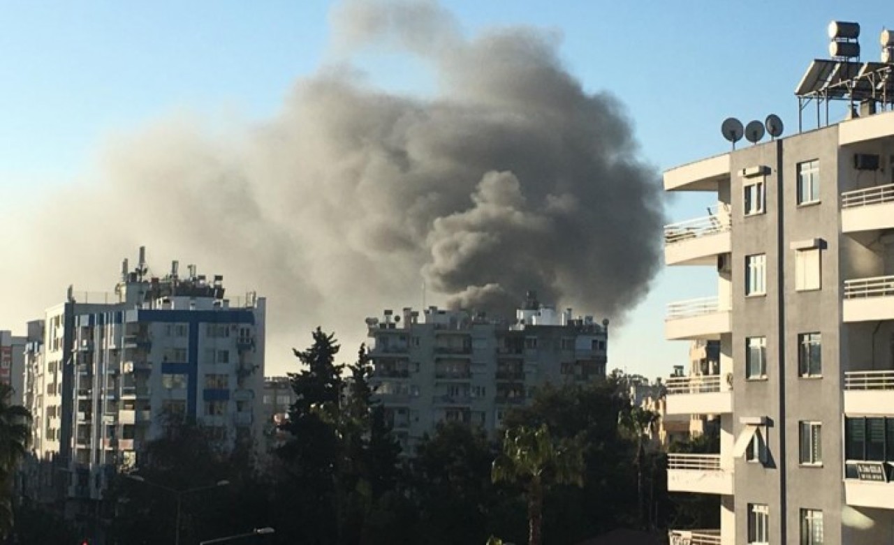 Antalya'da İş Merkezinde Korkutan Yangın!
