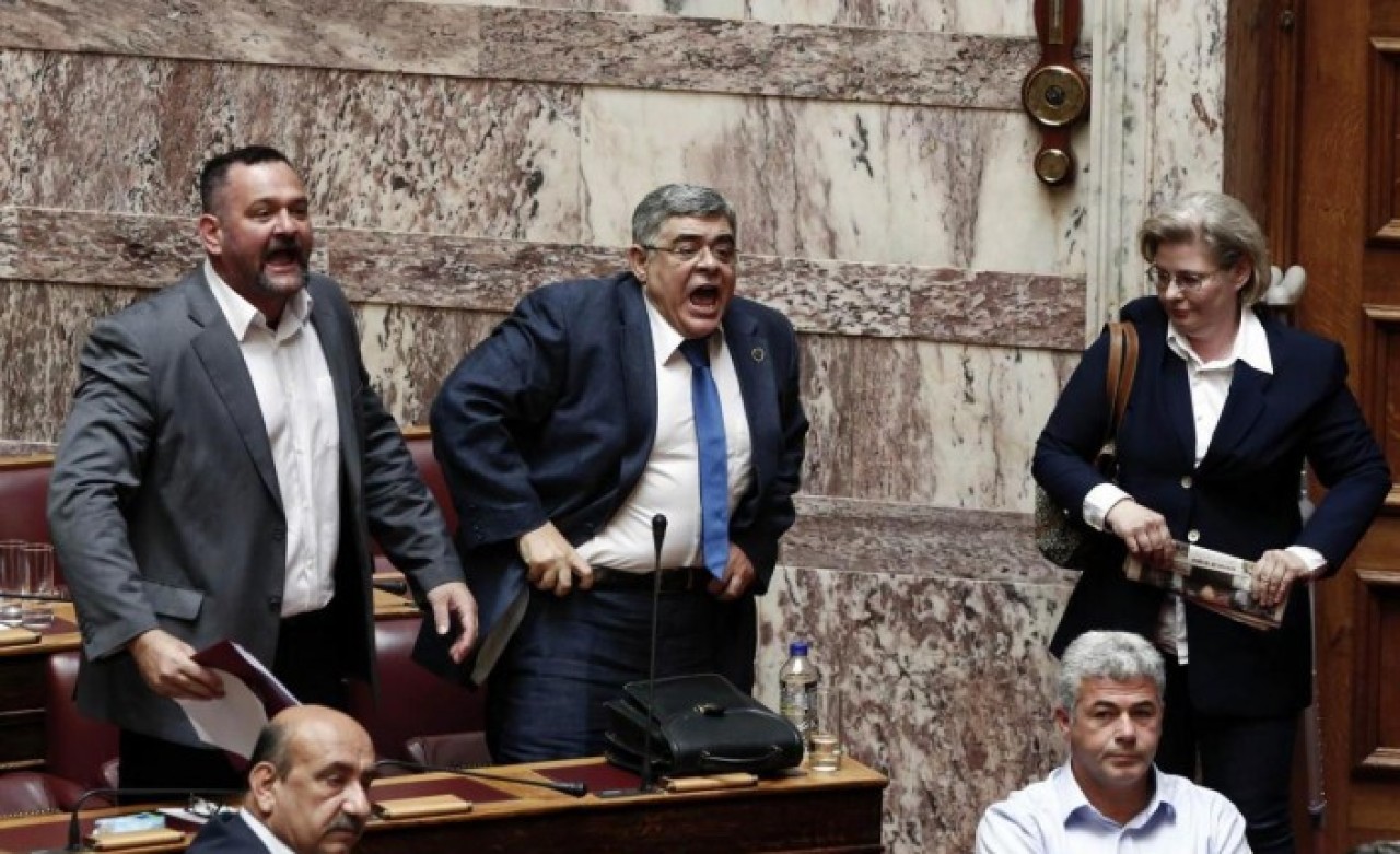 Avrupa Parlamentosu’nda Yunan Milletvekilinden Skandal: Türk Bayrağını Yırttı!