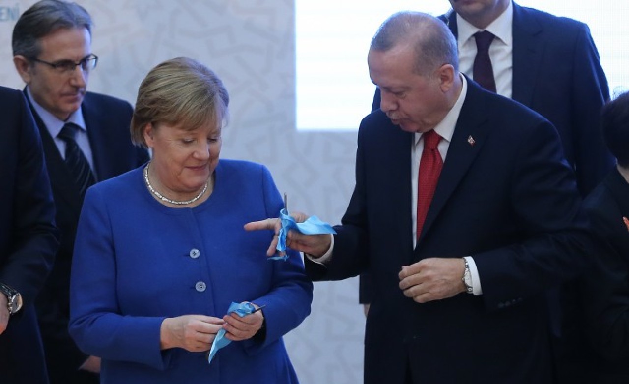 Cumhurbaşkanı Erdoğan'dan Merkel'i Sevindiren 4 Bin TL'lik Hediye!