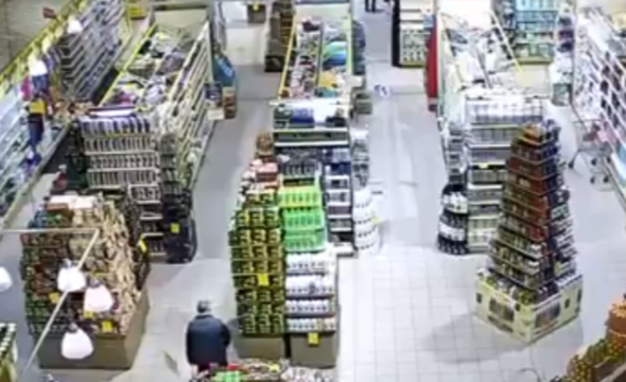 Elazığ'da Meydana Gelen 6.8 Büyüklüğündeki Deprem Bir Marketin Kamerasına Böyle Yansıdı