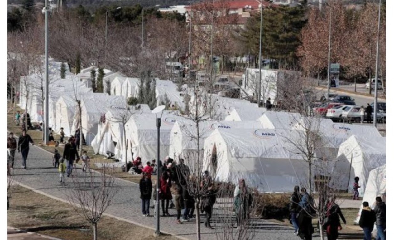 Elazığ'daki Deprem Çadırında Nargile Keyfi Yapan Suriyeli Pes Dedirtti!