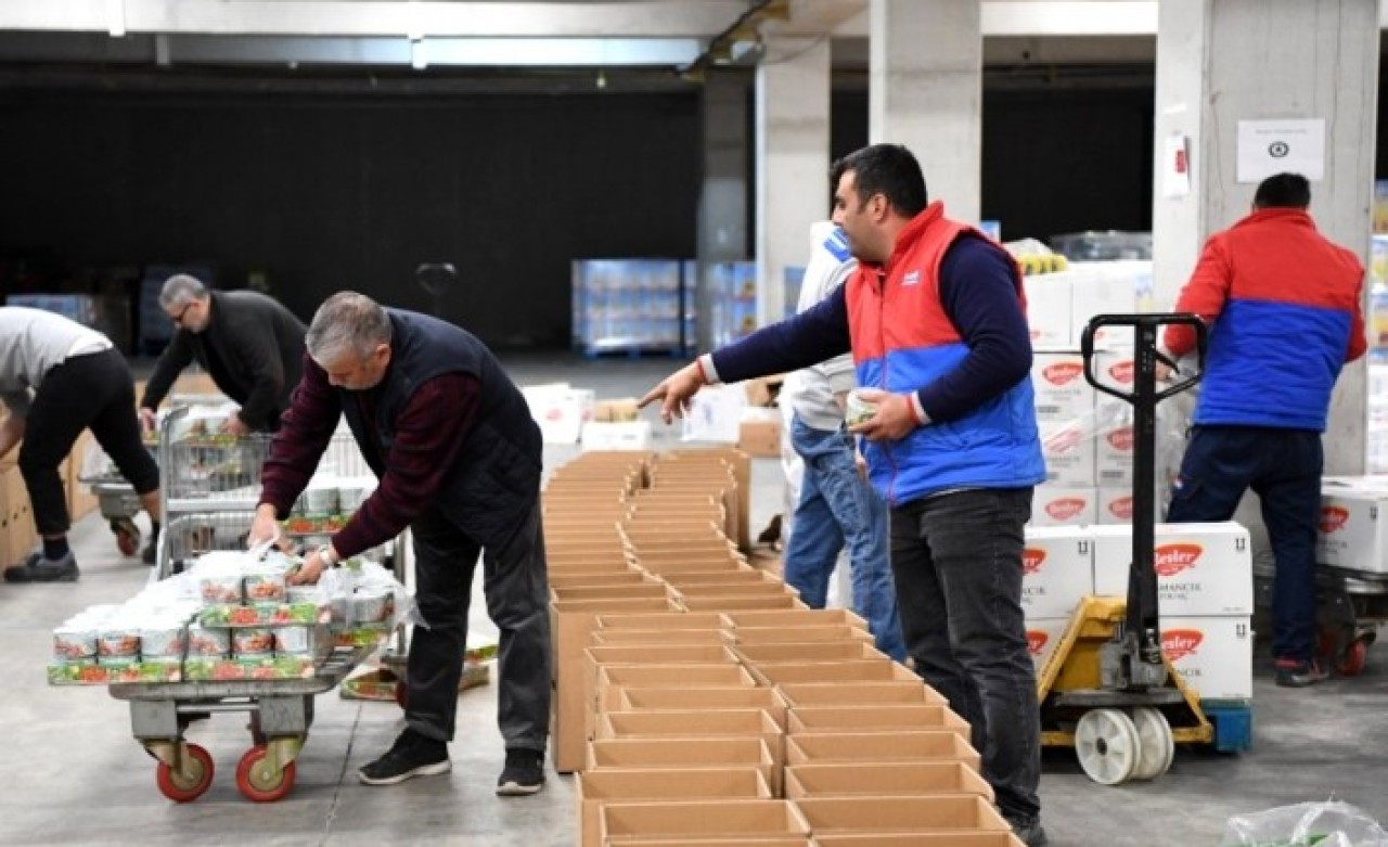 Elazığ'a Giden Kolide Duygulandıran Not