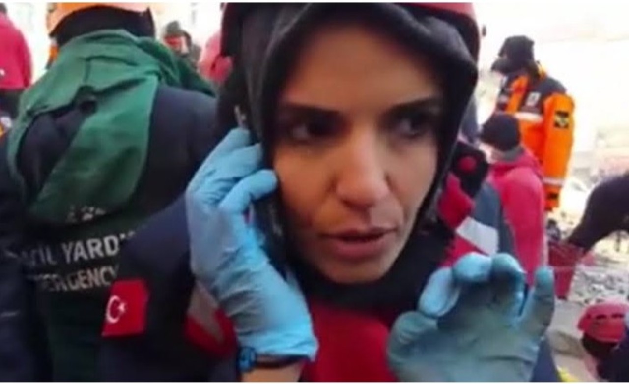 Cep Telefonuyla Yardım İsteyen Azize 17 Saat Sonra Enkaz Altından Çıkartıldı!