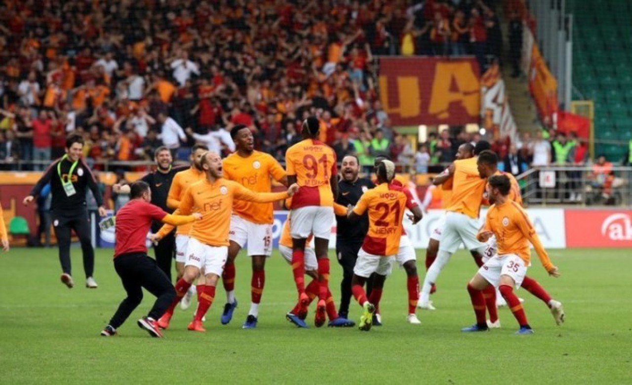 Galatasaray'ın Eski Forvetini Dolandırdılar!