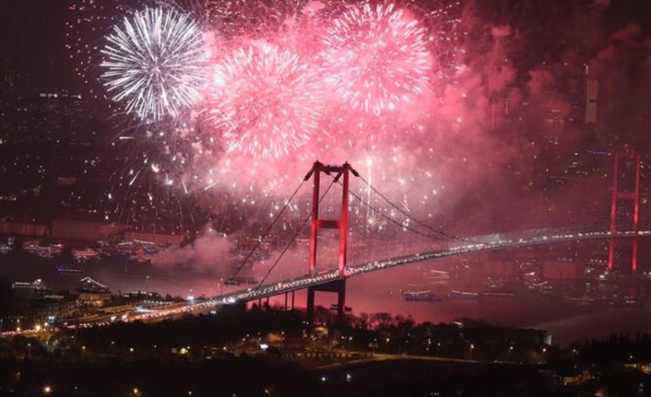 İBB'nin Yılbaşı İçin Boğaz'da Düzenlediği Havai Fişek Şovunun Maliyeti Belli Oldu!