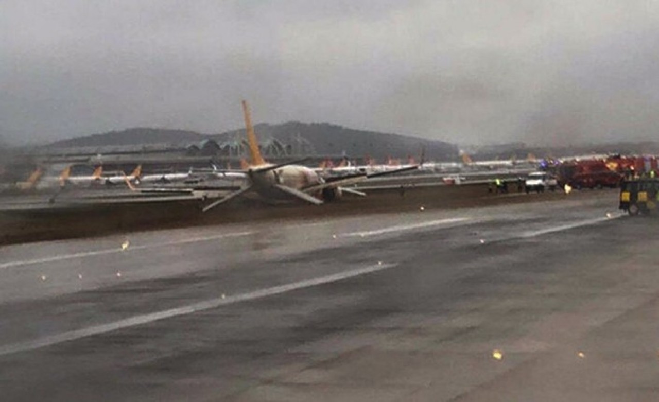 İstanbul'a İniş Yapan Uçak Pistten Çıktı: Uçuşlar Yapılamıyor!