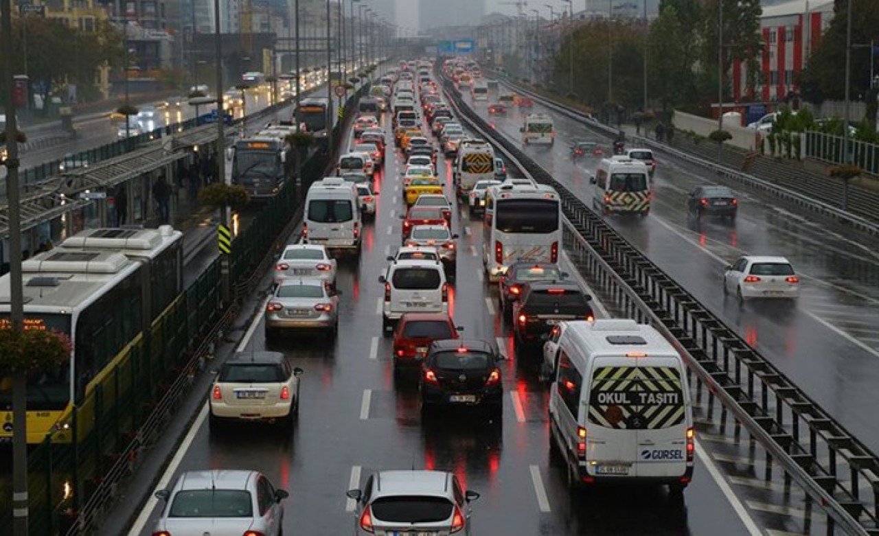 İstanbul'da  Yağmur Etkili Oldu: Trafik Yoğunluğu Yüzde 72'yi Gördü!
