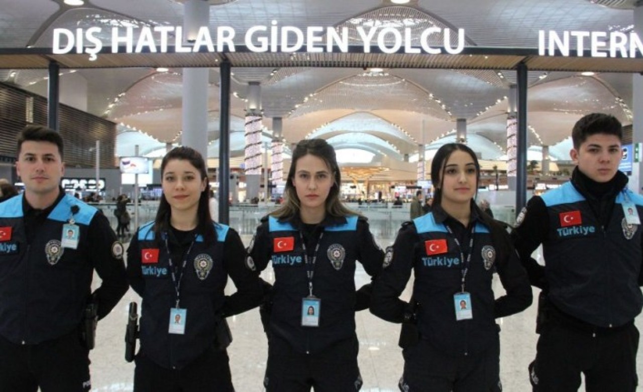 MHP Tepki Göstermişti: Pasaport Polislerinin Üniformalarındaki Turkey Yazısı Kaldırıldı!