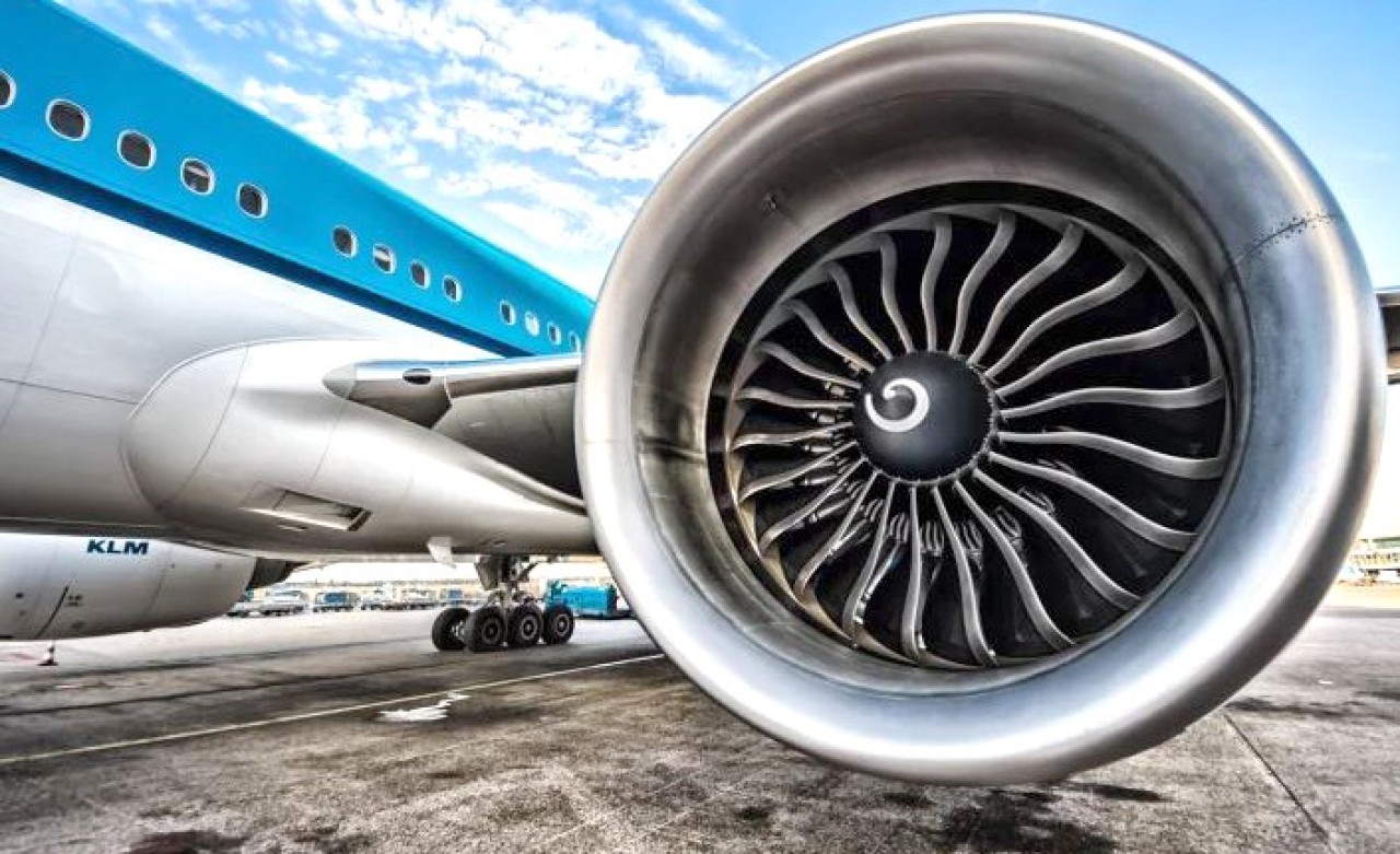 Şans Getirsin Diye Uçak Motoruna Bozuk Para Attı!