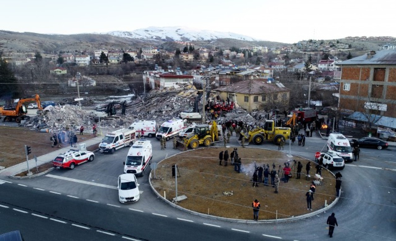 Sosyal Medya Maymunluğu Sınır Tanımadı: Sahte Hesap Açıp 'Enkaz Altındayım' Diye Tweet Attılar!