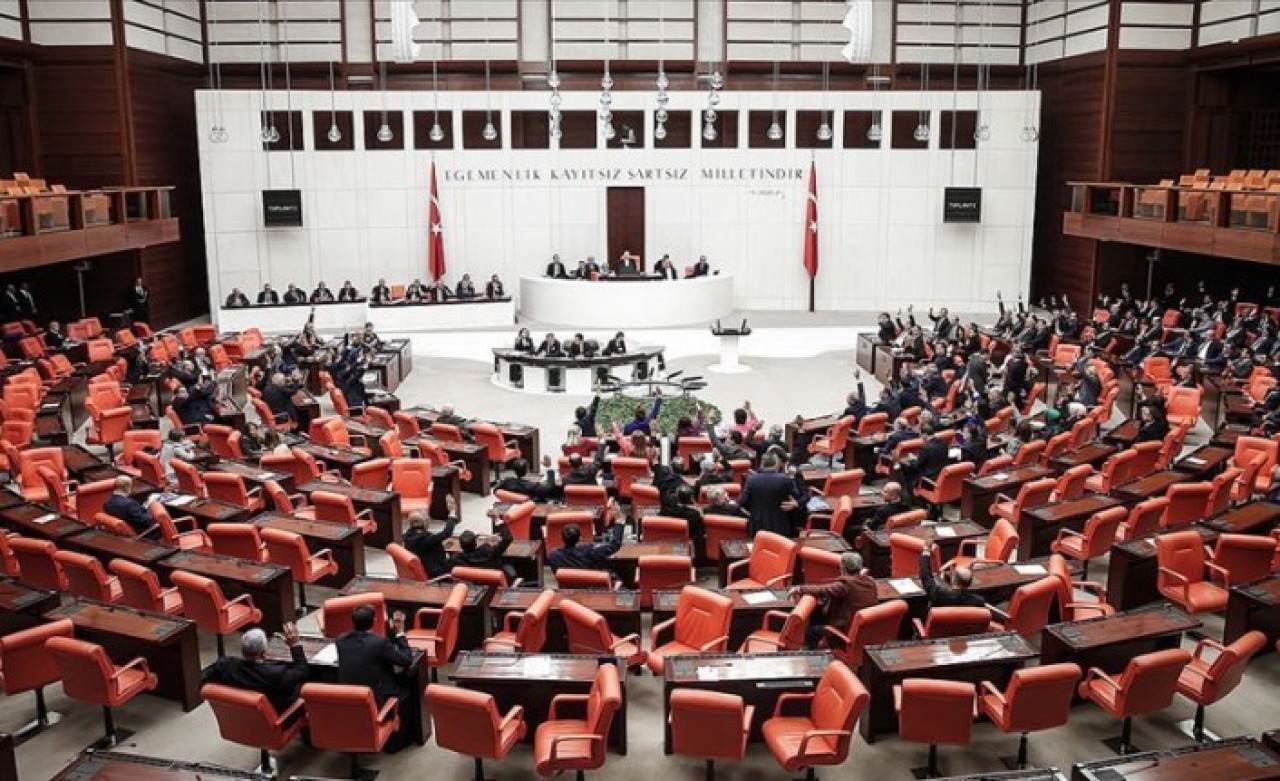 TBMM'de Depremzedeler İçin Kampanya Başlatıldı