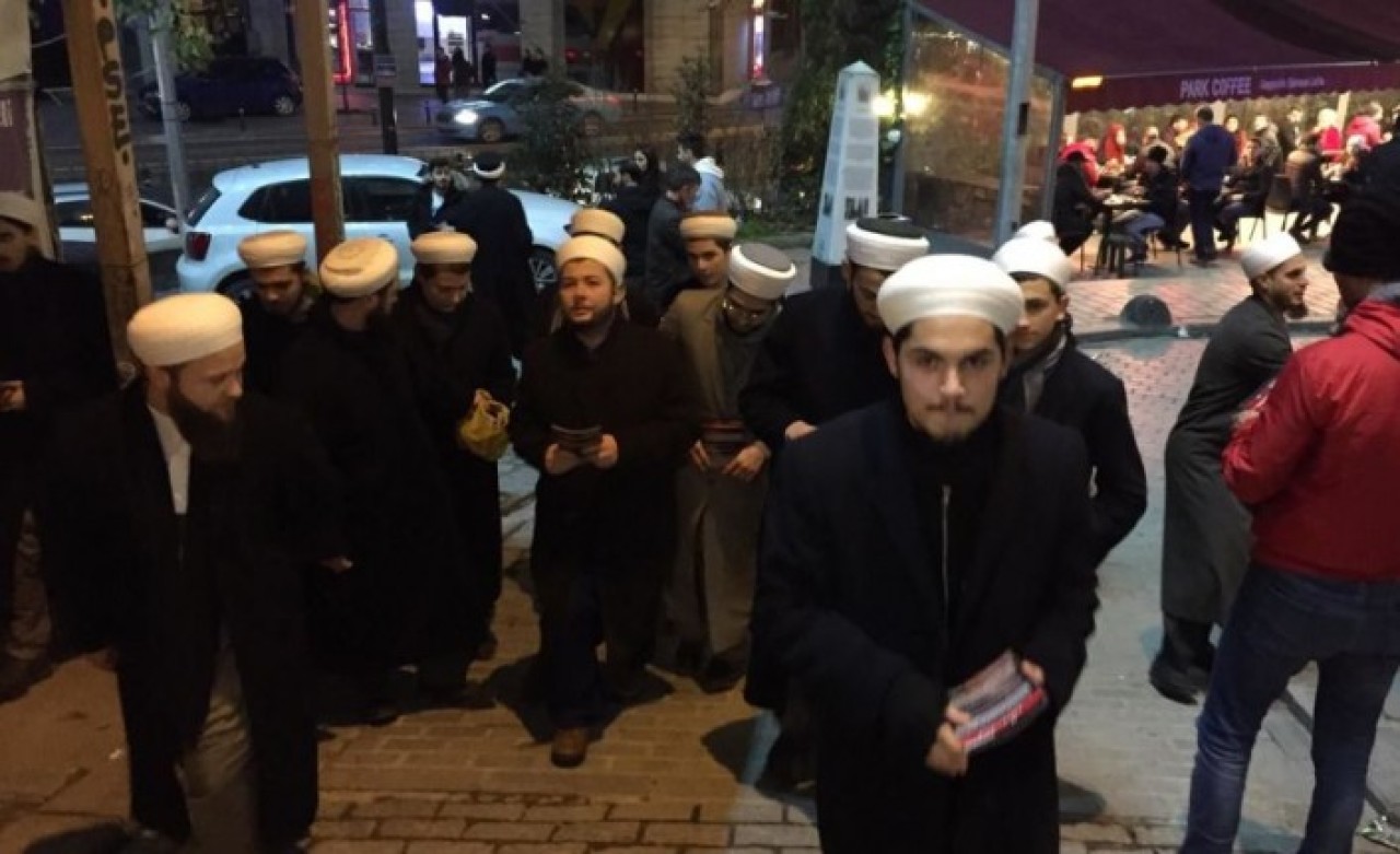 'Tebliğci' Grup İstanbul'da Bildiri Dağıttı: 'Yılbaşı Haramdır'