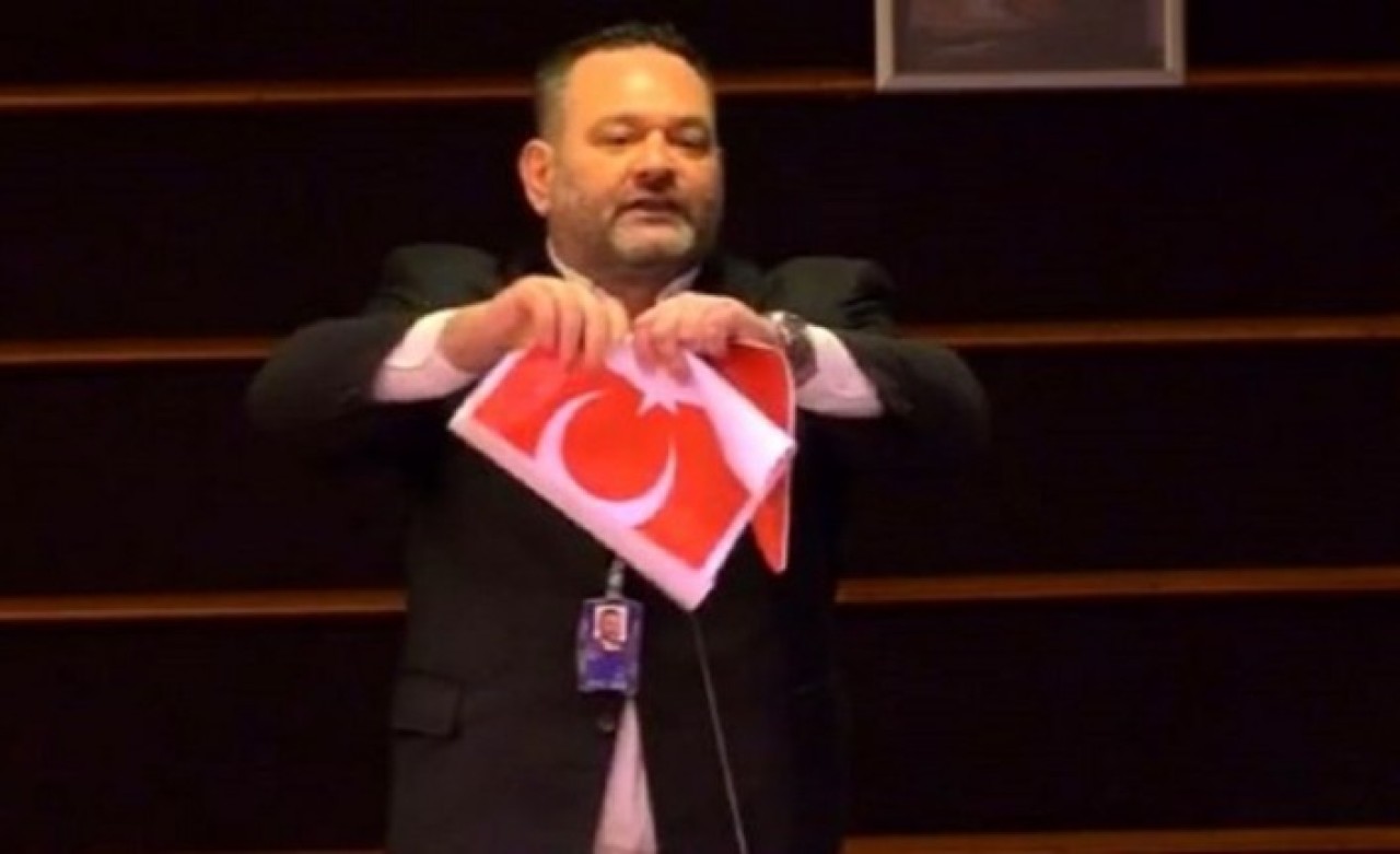 Türk Bayrağını Yırtan Yunan Vekil İçin Parlamento Kararını Verdi: “Kuralları İhlal Etti!”