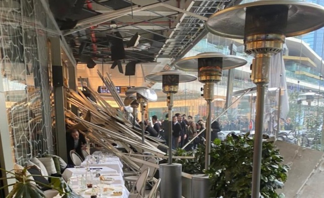 Zorlu Center'da Bulunan Restoranın Çatısı Çöktü,  Yaralılar Var