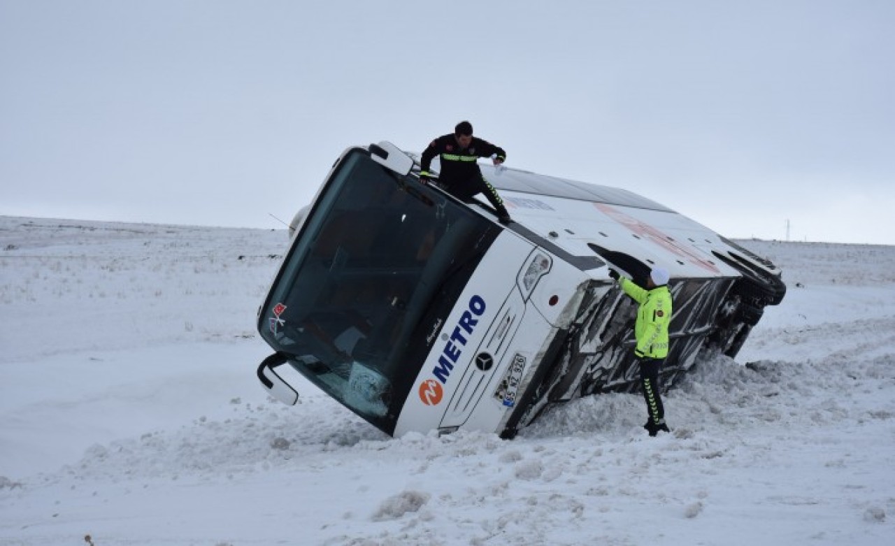 28 Turist Bulunan Yolcu Otobüsü Kara Saplandı!