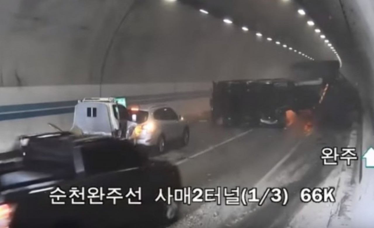 30 aracın birbirine girdiği zincirleme kaza anı kameralara böyle yansıdı!