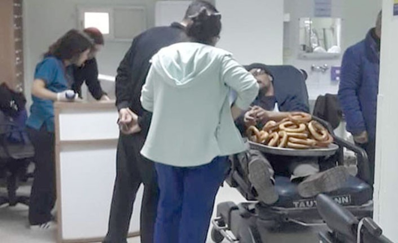 Acilde bile simit tezgahını elinden bırakmadı: "İyileşince satacağım"