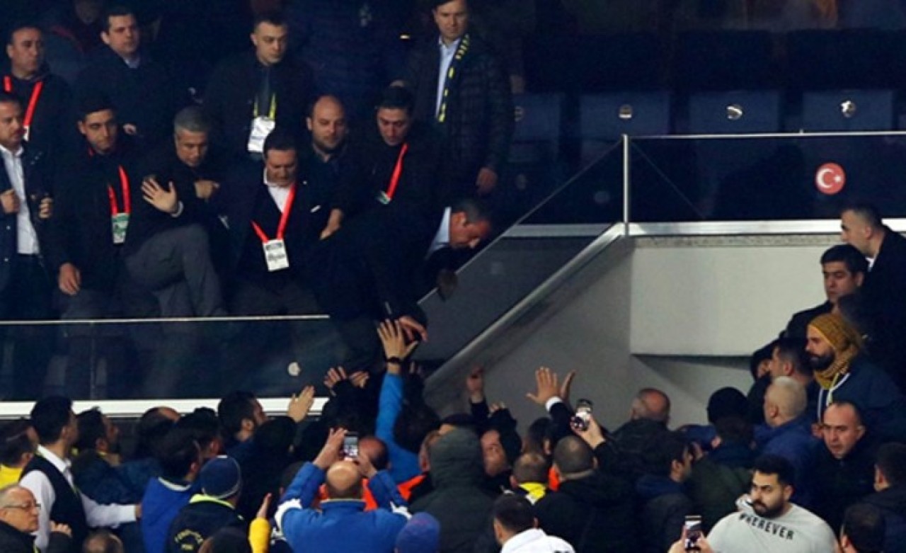 Ali Koç taraftarın üstüne yürüdü: 'Satmayın beni!'