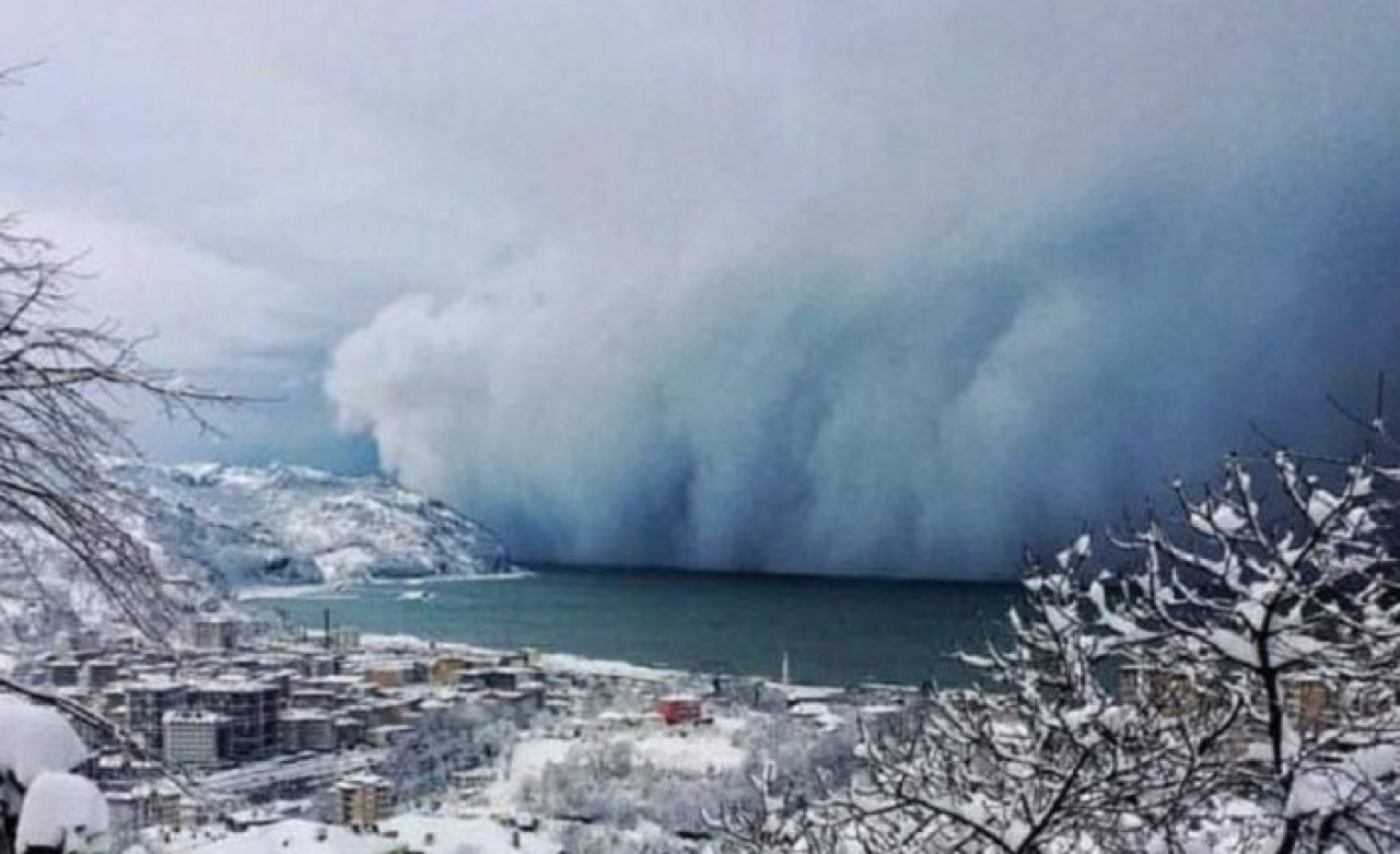 Artvin'de büyüleyici manzara: Deniz üzerinden gelen kar fırtınası görüntülendi!