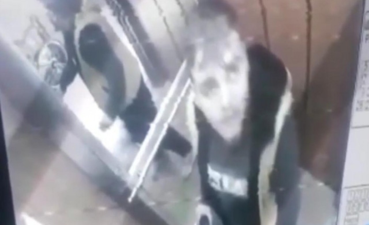 Asansörde Damacanaya İdrarını Yapan Sucu Güvenlik Kamerasına Yansıdı!