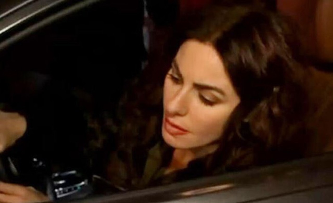 Cem Yılmaz sorularından kaçan Defne Samyeli,  kameramanın ayağını ezdi!