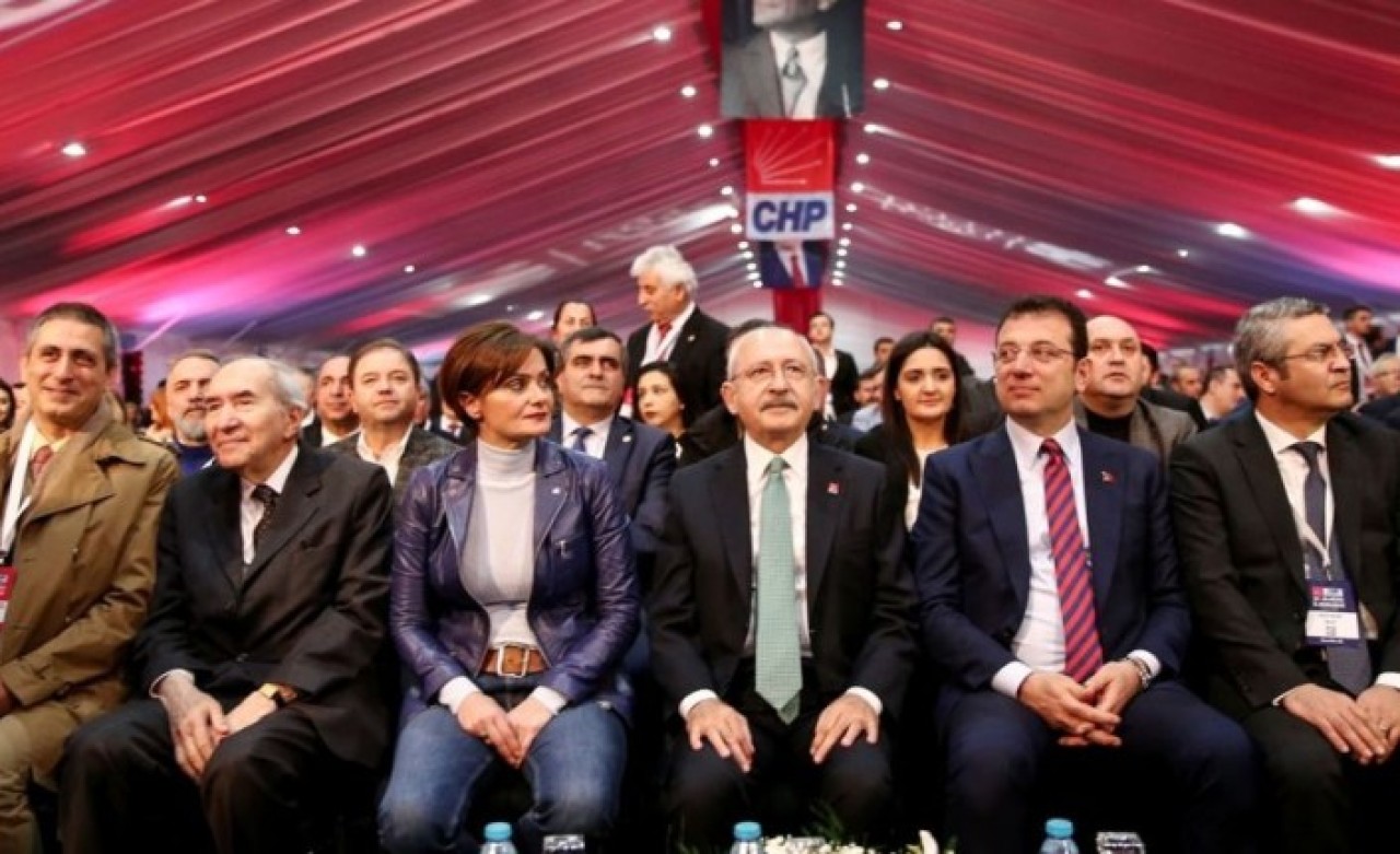 CHP kurultayında kargaşa: İşini geri istedi,  salondan atıldı!